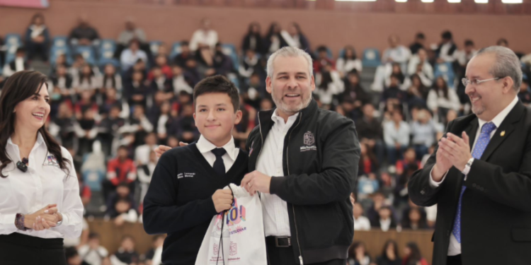 Arranca Bedolla “Jalo a estudiar” con la entrega de 200 mil pares de tenis