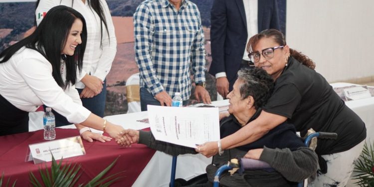 Sedum entrega escrituras y da certeza jurídica a más de 100 familias en Jacona