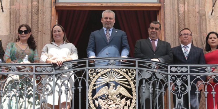 Bedolla y miles de michoacanos disfrutan desfile por el 113 Aniversario de la Revolución