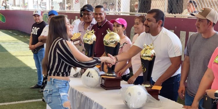 Ayuntamiento de Juárez asiste a premiación de fútbol rápido femenil