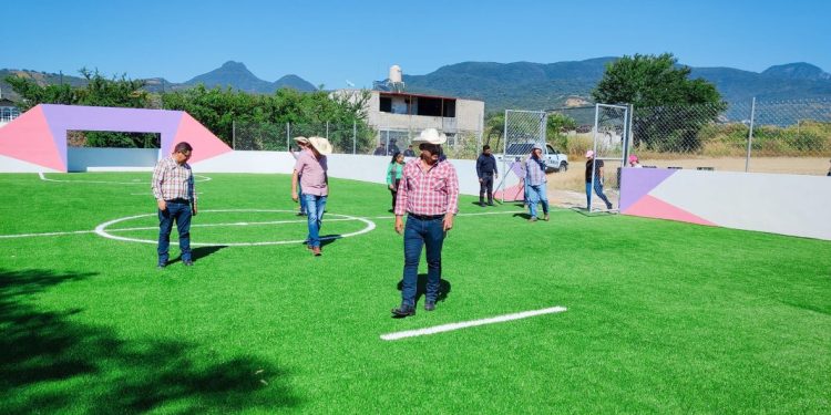 Cornelio Ríos Paniagua supervisa magna obra deportiva