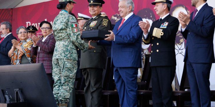 En el 113 aniversario de la Revolución mexicana, presidente decreta el regreso de trenes de pasajeros