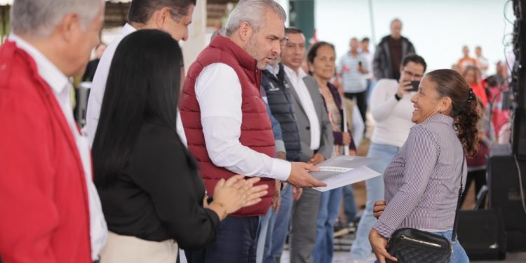 Bedolla continúa con entrega de escrituras a familias de Uruapan