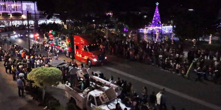En Apatzingán disfrutan cientos de familias gran desfile navideño