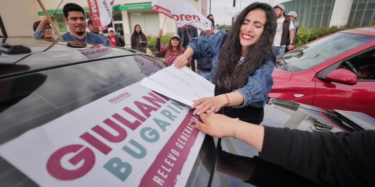 Jóvenes de Bugarini organizan pega de calcas masiva en Morelia