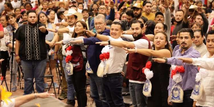 Torres Piña, con el cobijo de sindicatos, alcaldes y diputados rumbo al Senado