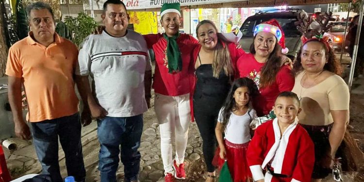 Sindica de Apatzingán asiste a desfile navideño de San Antonio La Labor