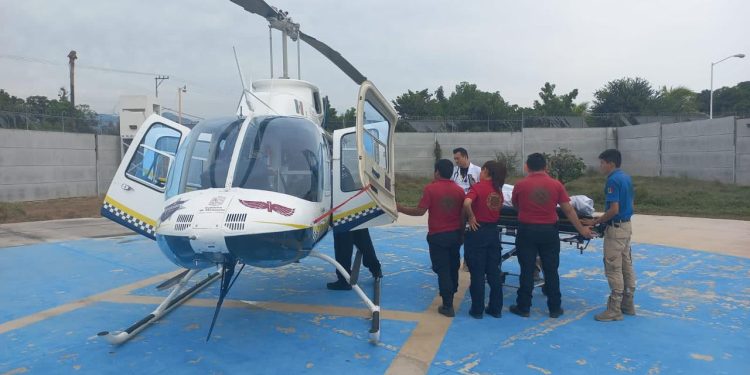 SSP realiza puente aéreo para trasladar a embarazada de Apatzingán a Morelia