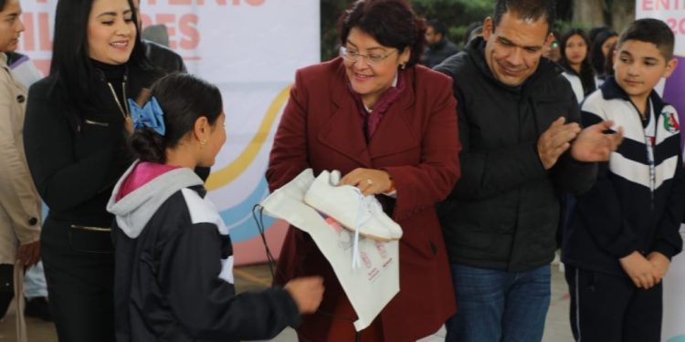 Avanza a paso firme entrega de calzado escolar a secundarias: SEE