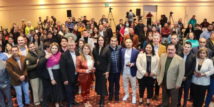 Michoacán reconoce a 20 migrantes por la contribución a sus comunidades