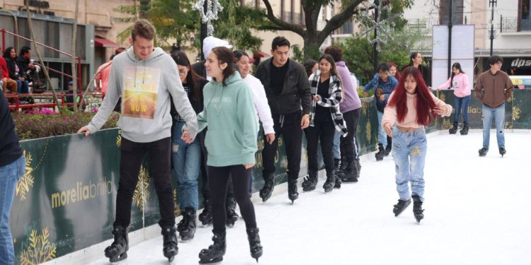 15 mil personas ya disfrutaron de la pista de hielo del Gobierno de Morelia