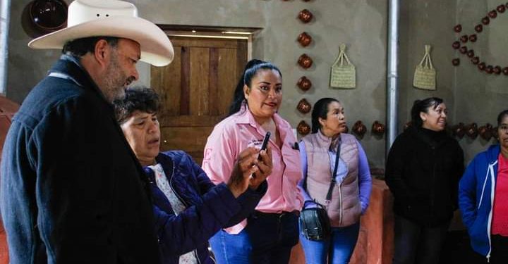 Julio Arreola entrega material de cocina a la Comunidad de San Bartolo