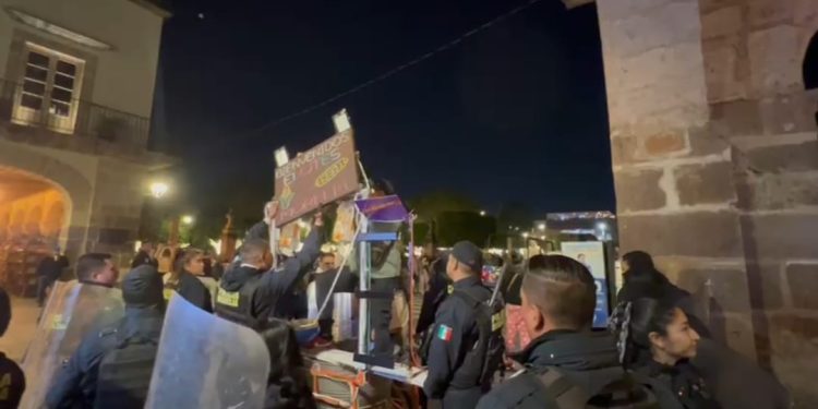 Retira Gobierno Municipal puestos ambulantes que trabajan ilegalmente en el Centro Histórico