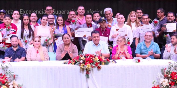 Reconocen a trabajadores por si trayectoria laboral en Apatzingán