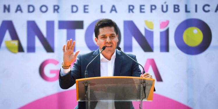 Busca Antonio García Conejo reelección al Senado de la República