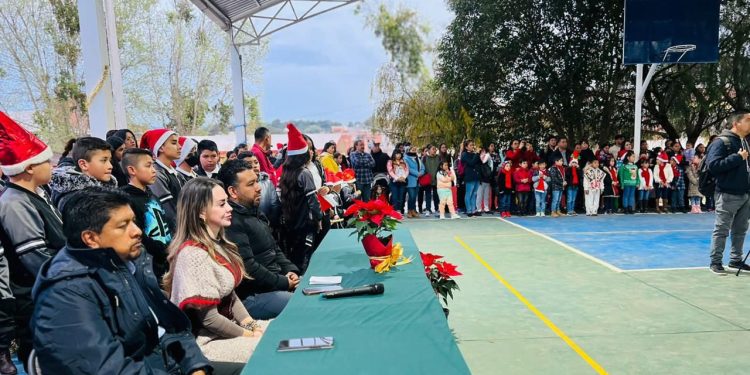 Samanta Flores cumple inaugurando aula durante emotiva posada navideña de Primaria Itzihuapa.