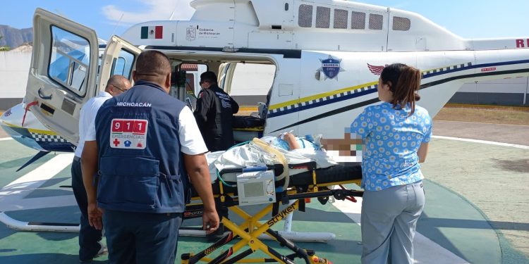 SSP traslada vía aérea a adulta mayor con problemas de salud