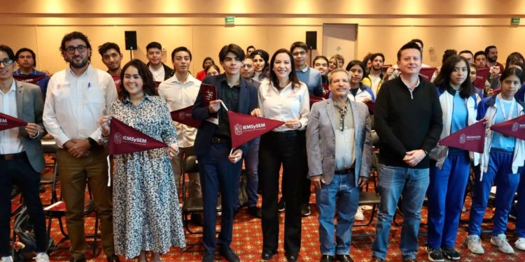 Michoacán entrega apoyos a 75 estudiantes para realizar estadías en el extranjero