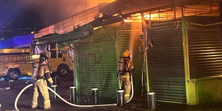 Atiende PC Estatal incendio en el mercado de San Juan