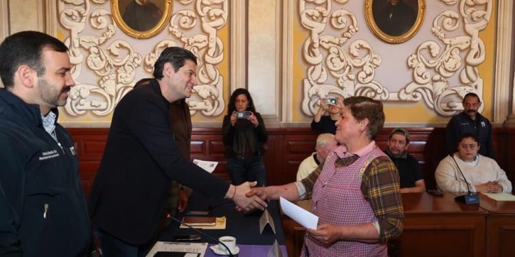 Alfonso Martínez entrega apoyos económicos a locatarios del Mercado Revolución