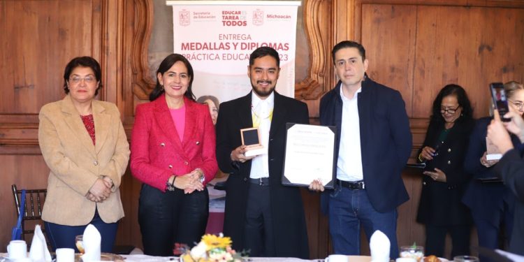 Estudiantes aprenden mejor jugando: docente premiado por prácticas educativas