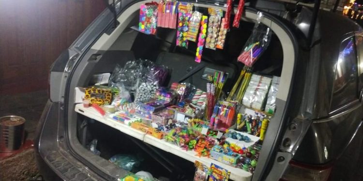 Guardia Civil asegura a hombre durante operativo contra venta ilegal de pirotecnia, en Tacámbaro