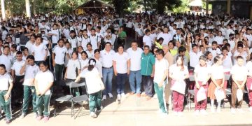 En Apatzingán José Luis Cruz participa en la entrega de miles de tenis del programa «Jalo a Estudiar»