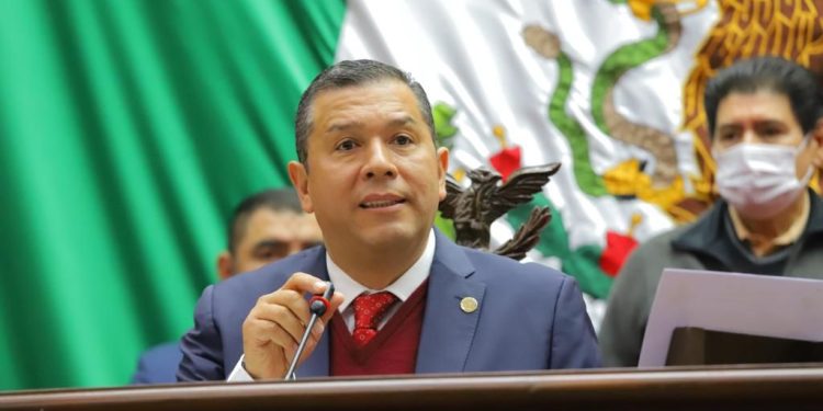 Exige Juan Carlos Barragán reubicación de la caseta de Zinapécuaro