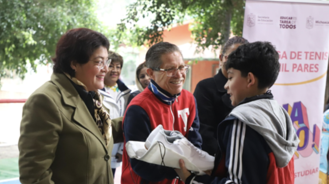 Estudiantes de secundaria cierran año con tenis nuevos de Jalo a Estudiar