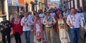 Desfilan más de 500 artesanas en el Tianguis Artesanal de Occidente, en Zamora