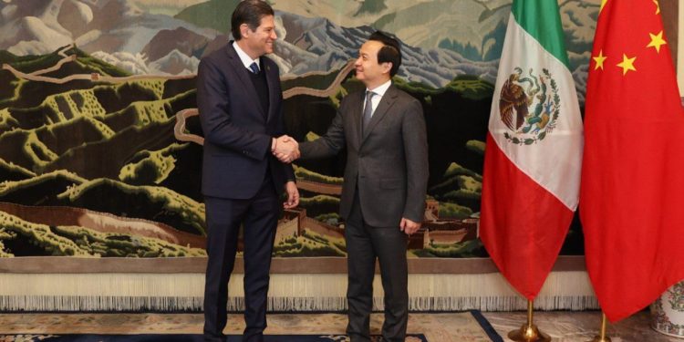 Alfonso Martínez expone potencial económico y turístico de Morelia a Embajador de China en México