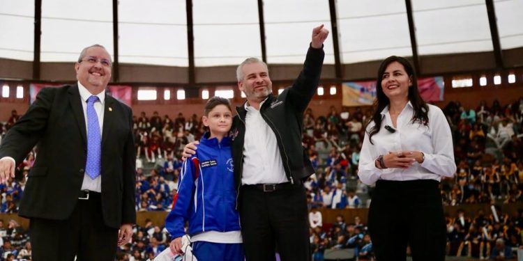 Más de 100 mil estudiantes de secundaria ya tienen sus tenis del programa Jalo a Estudiar