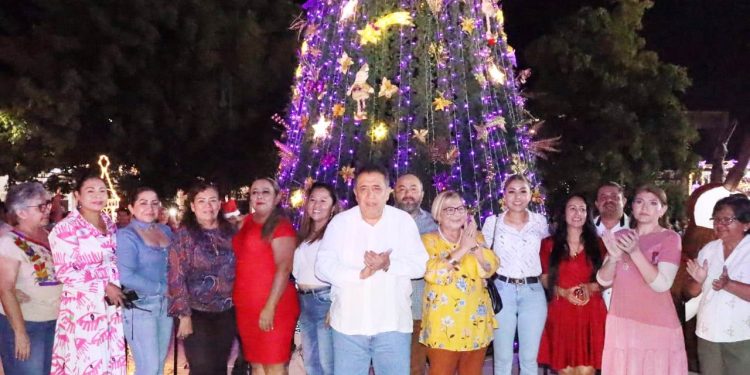 En Apatzingán se siente el espíritu navideño con el encendido del árbol