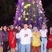 En Apatzingán se siente el espíritu navideño con el encendido del árbol