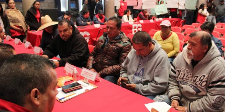 Transportistas de Tarímbaro irrumpen Palacio Municipal y exigen al Presidente la destitución del Director del Transporte Público