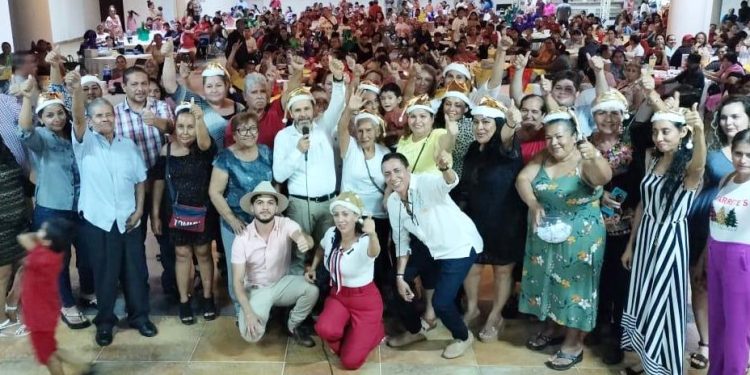 Verónica Castellanos Mendoza celebra posada con más de 800 apatzinguenses