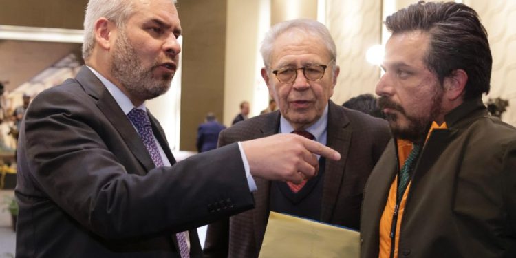 Transferencia de los servicios de salud garantiza derechos laborales: Bedolla