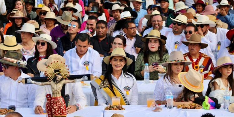 Llama Araceli Saucedo Reyes a preservar cultura y tradiciones en San Juan Parangaricutiro