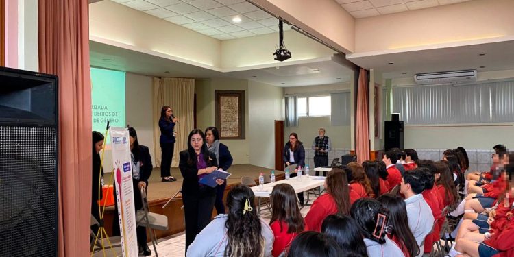 Imparte FGE pláticas sobre la Ley Olimpia a estudiantes de preparatoria en Zamora