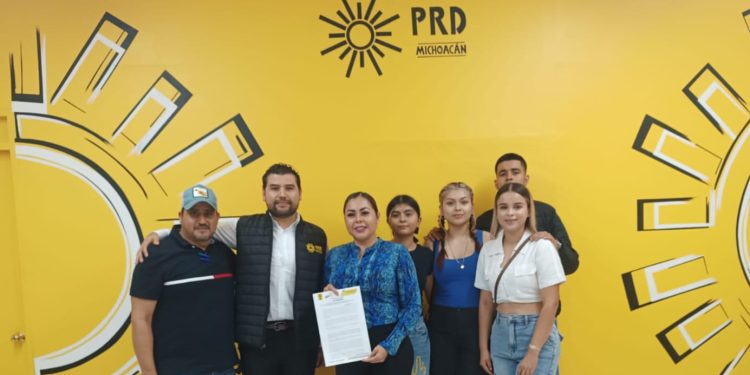 Militantes del PRD y sectores sociales celebran registro de Julisa Farías como Precandidata a la alcaldía de Parácuaro