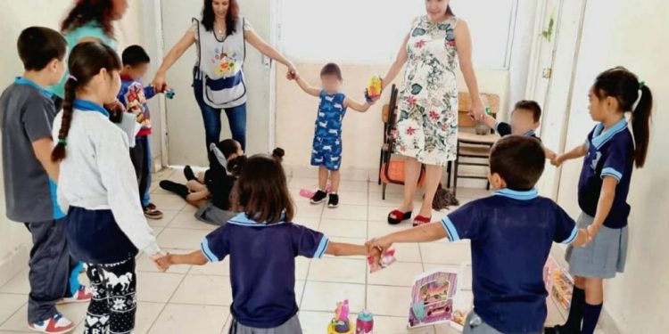 Maestra ganadora a la Práctica Educativa trabaja por la inclusión