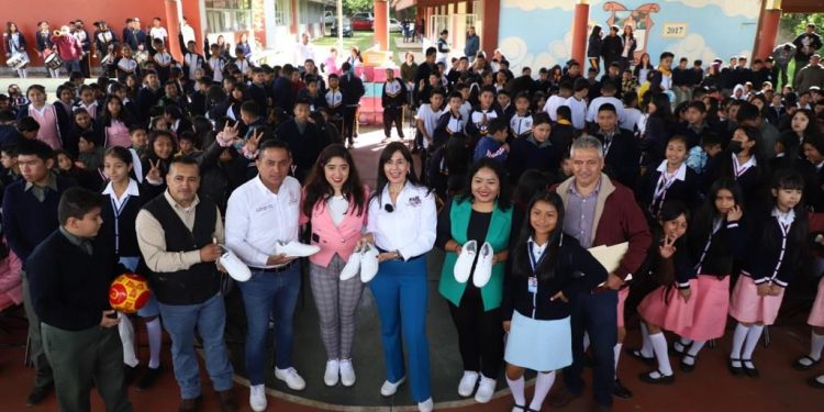 SEE arranca 2024 con entrega de tenis para 15 mil jóvenes