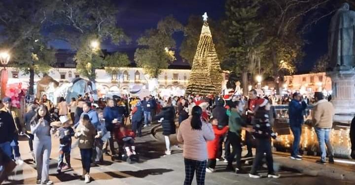 DIF Pátzcuaro celebró a niños con la Monumental Rosca de Reyes en la Plaza Vasco de Quiroga