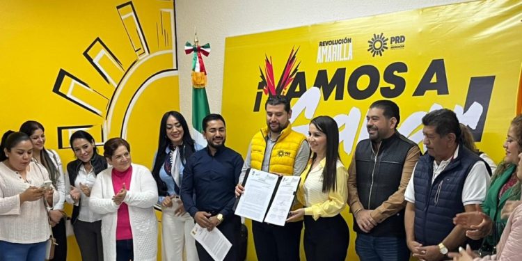 Blanca Álvarez se registra como precandidata a la alcaldía de Apatzingán por el PRD