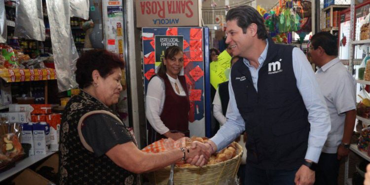 Alfonso Martínez, atiende necesidades del mercado Vasco de Quiroga