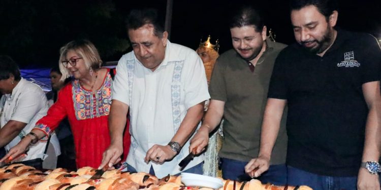 En Apatzingán autoridades y comunidan parten mega rosca de Reyes