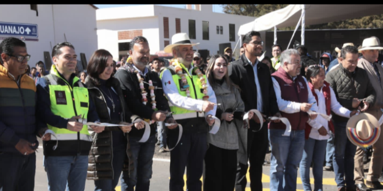 Inaugura Bedolla carretera en beneficio de artesanos de Cuanajo y Tupátaro