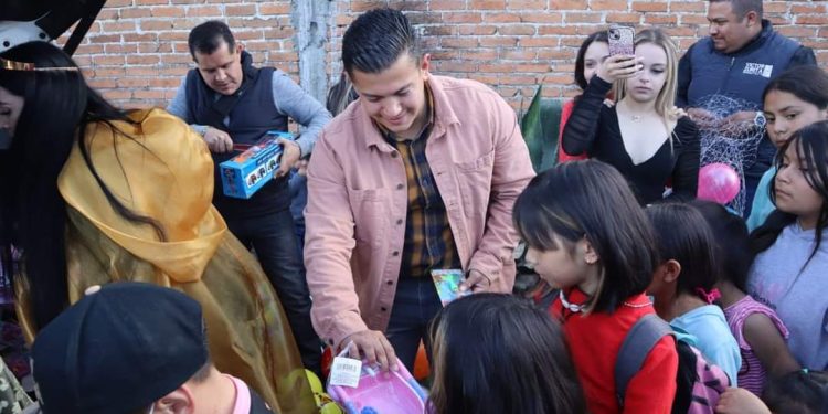 Víctor Zurita llega con la Caravana de Los Reyes Magos a Capula y colonia Industrial