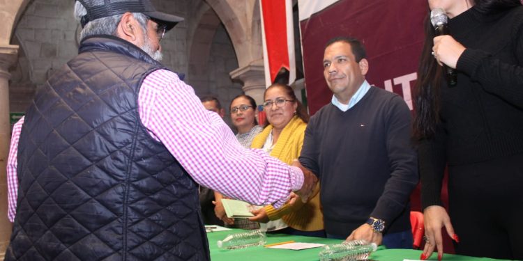 Entrega Bladimir González y Semigrante visas y pasaportes en Tarímbaro