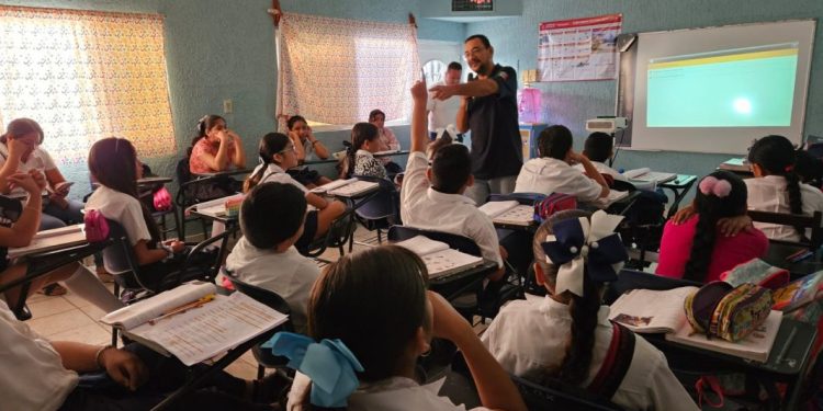 Acercan pláticas a jóvenes estudiantes sobre el uso responsable de moto